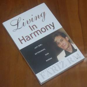 living-in-harmony-jati-diri-ketekunan-dan-norma-catatan-ringan-fariz-rm